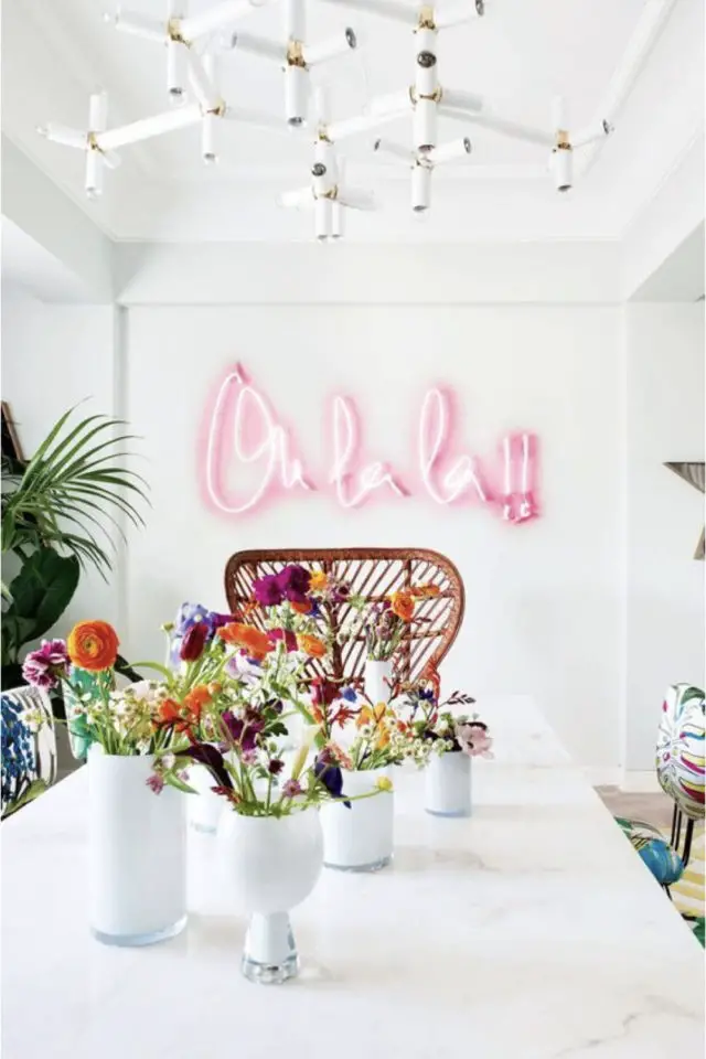 decoration style annees 90 retro néon rose olala décoration murale salle à manger