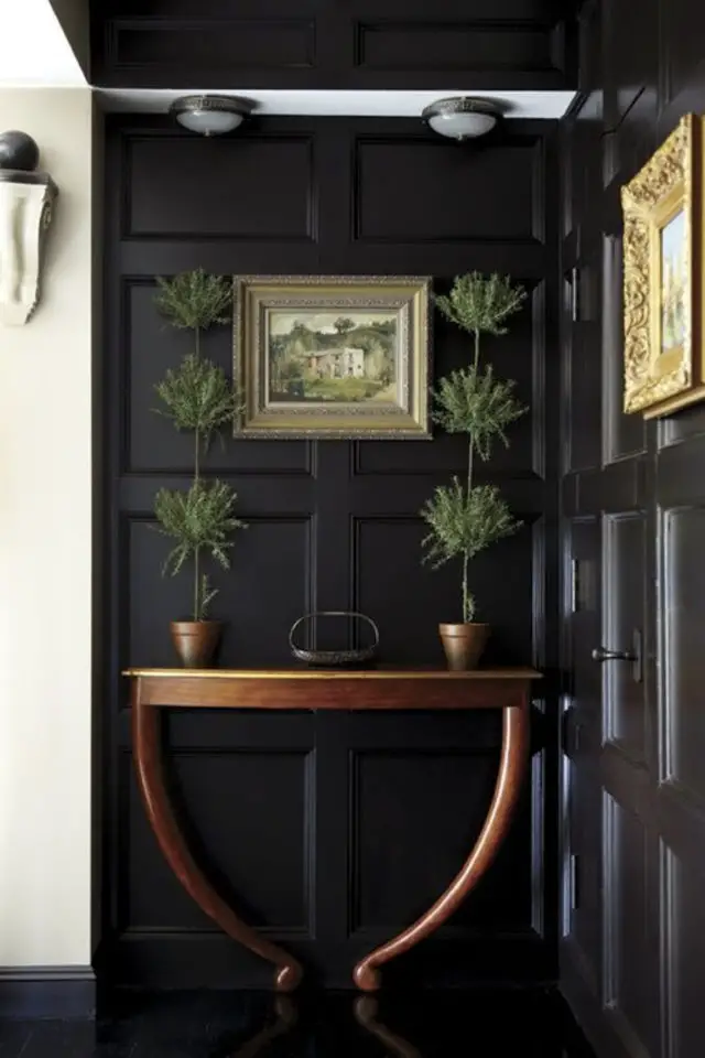 entree style masculin decoration exemple mur noir décor bois moulure console bois sombre élégant