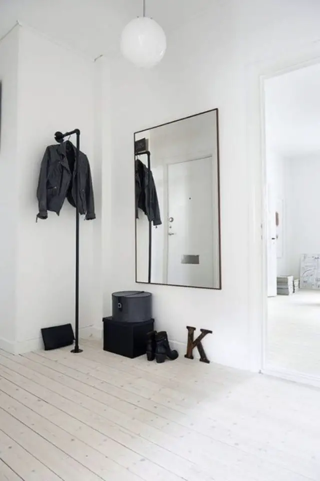entree style masculin decoration exemple ambiance minimaliste blanc grand miroir simplicité essentiel