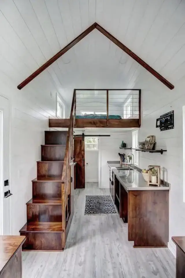 escaliers tiny house exemple en bois face à la cuisine