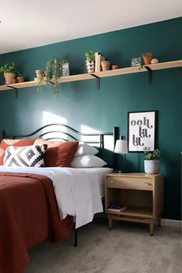 exemple etagere dessus du lit chambre mur vert accent bois nature moderne