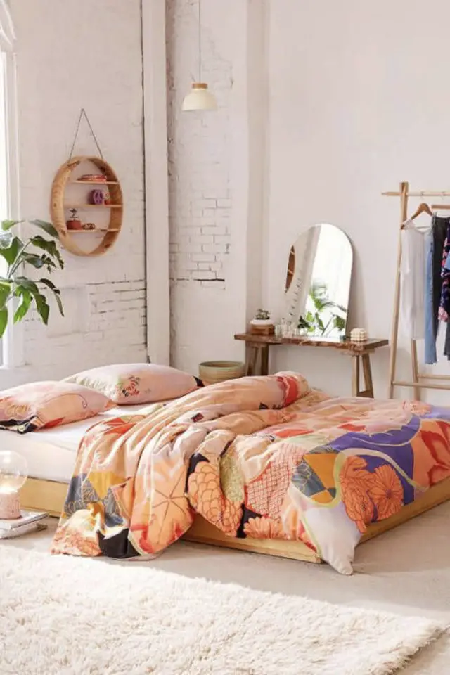 exemple lit ras du sol chambre parure drap couleur chaude ambiance simple et féminine