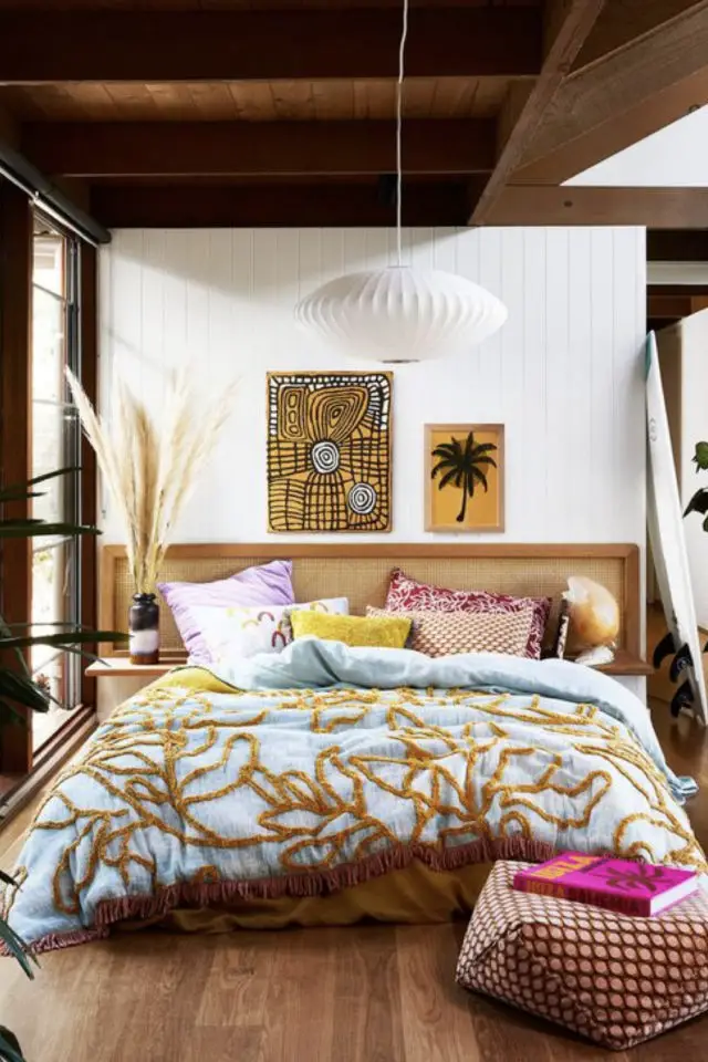 exemple lit ras du sol chambre style éclectique moderne adulte parental parure de lit motif jaune ocre