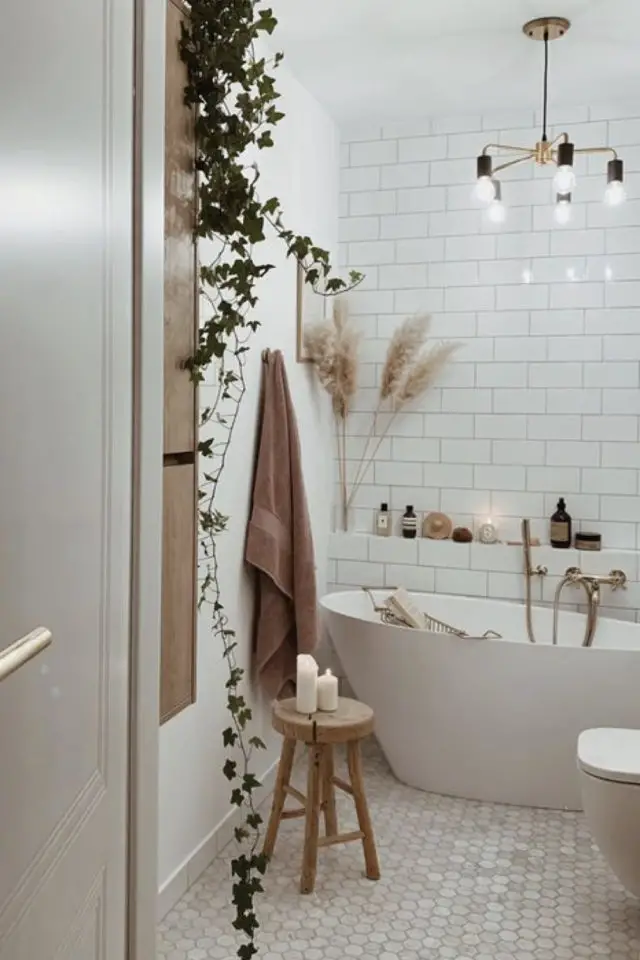 exemple relooking salle de bain petite espace moderne baignoire carrelage blanc
