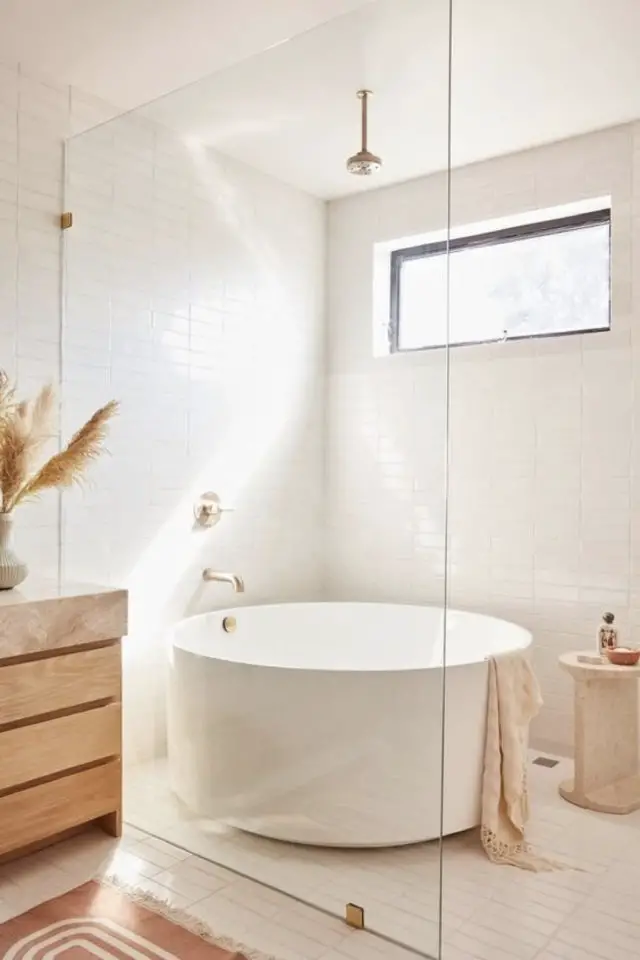 exemple relooking salle de bain baignoire moderne ronde dans douche paroi transparente