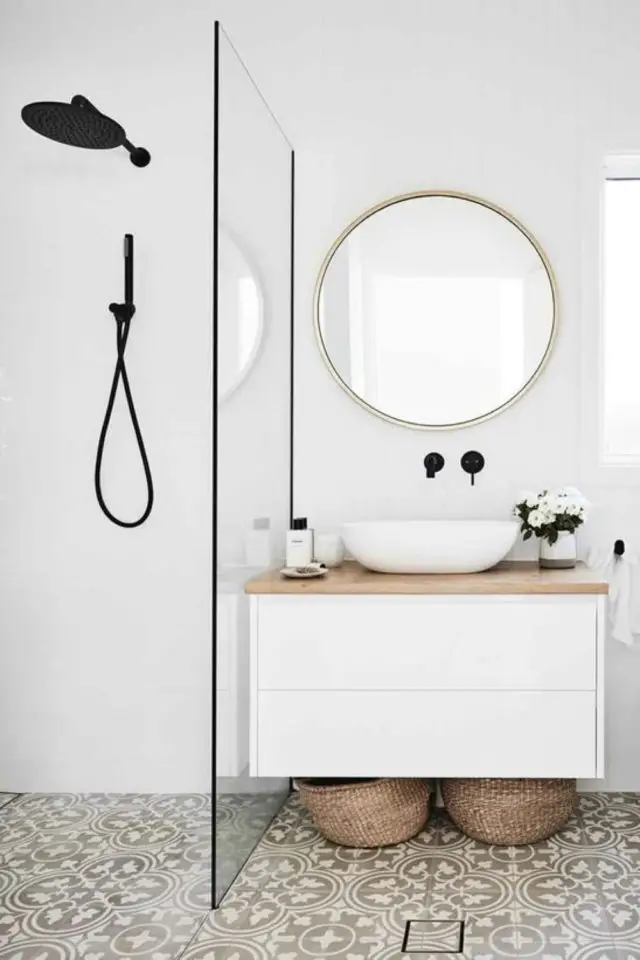 exemple relooking salle de bain style minimaliste douche meuble vasque blanc simple plan de travail bois miroir rond