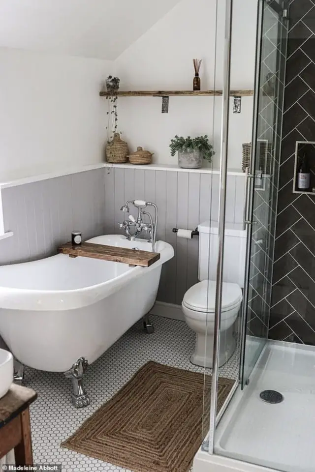 exemple relooking salle de bain petit espace soubassement lambris peinture