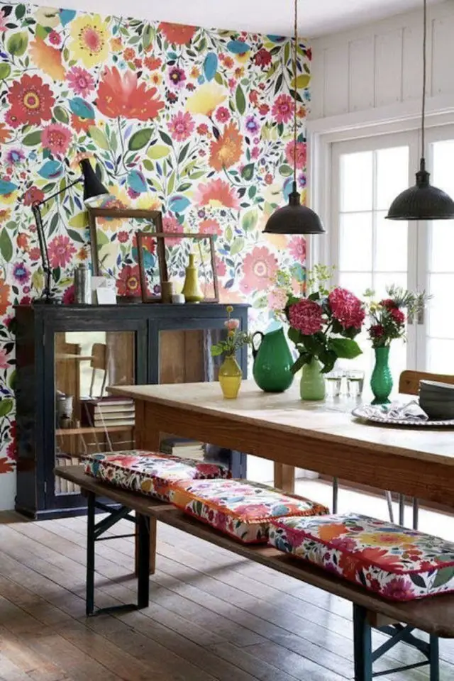 exemple salle a manger hyper coloree papier peint motif floral buffet vitrine noir coussin banc fleur