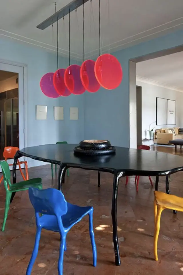 exemple salle a manger hyper coloree bleu mur peinture luminaire plexiglas orange fluo chaise plastique 
