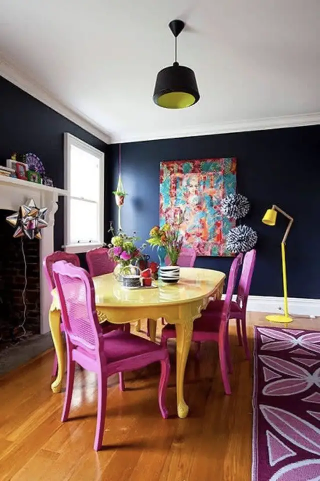 exemple salle a manger hyper coloree mur peinture noire table jaune chaise rose grand tableau