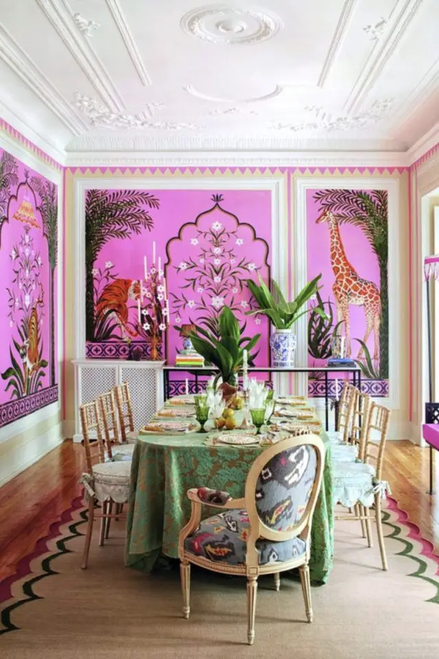 exemple salle a manger hyper coloree décor mural nuance de rose indien textile vert 