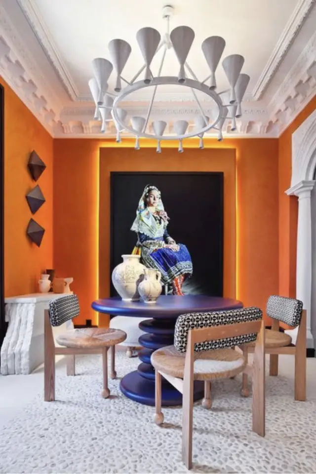 exemple salle a manger hyper coloree grand mur orange tableau XXL classique portrait
