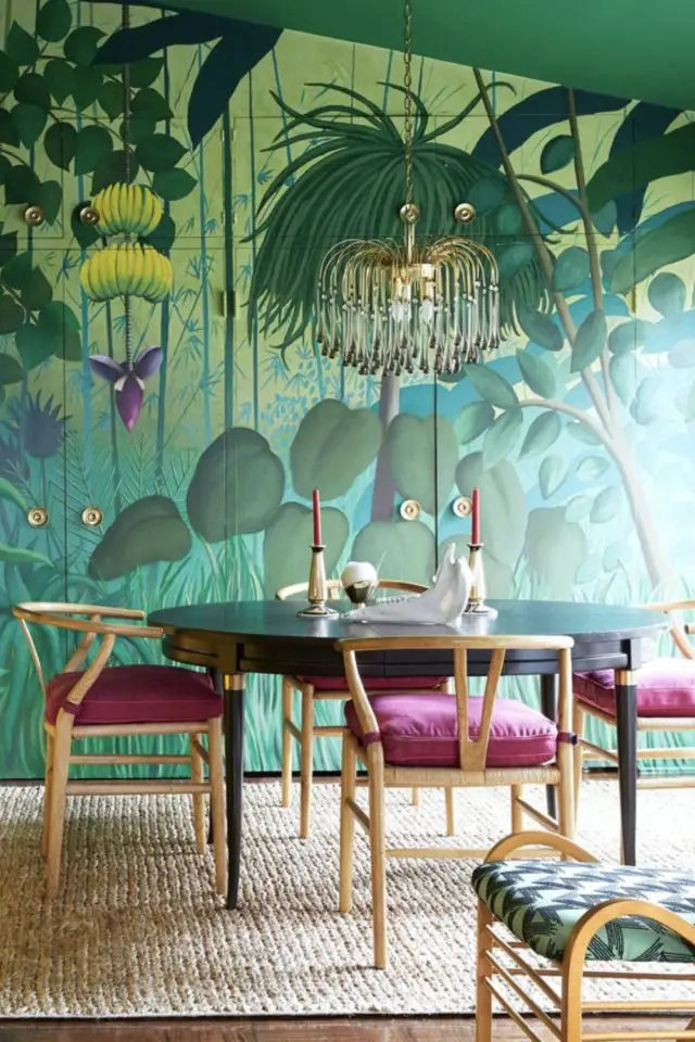 exemple salle a manger hyper coloree décor mural vert plantes exotique jungle chaise bois et rose