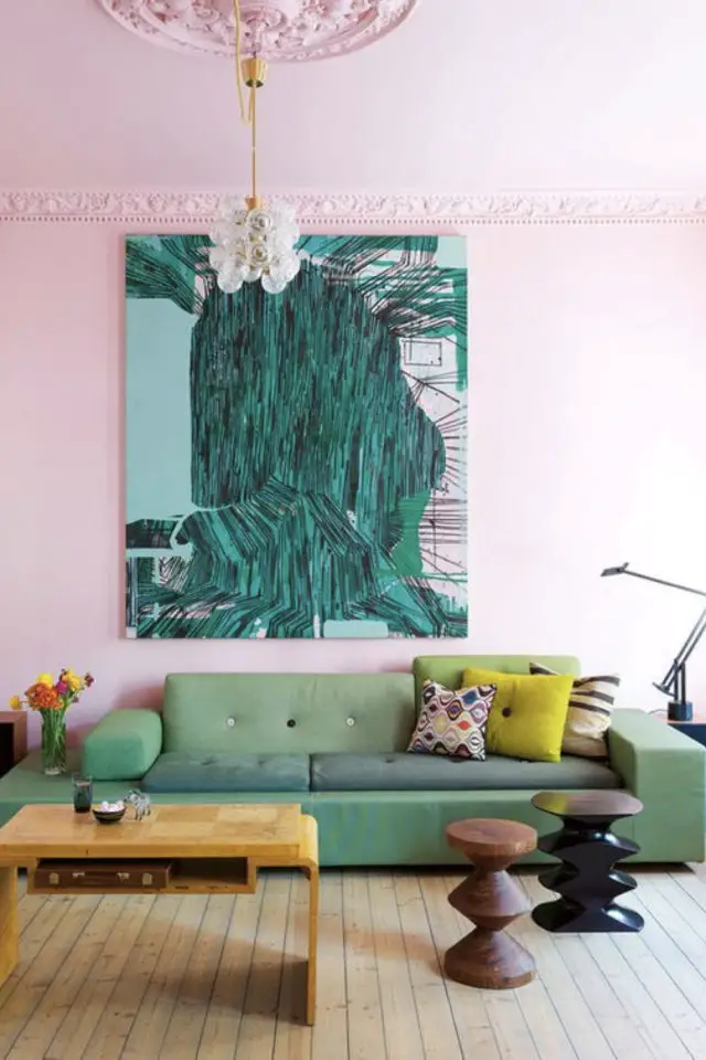 exemple salon hyper colore épuré canapé vert mur peinture rose pastel