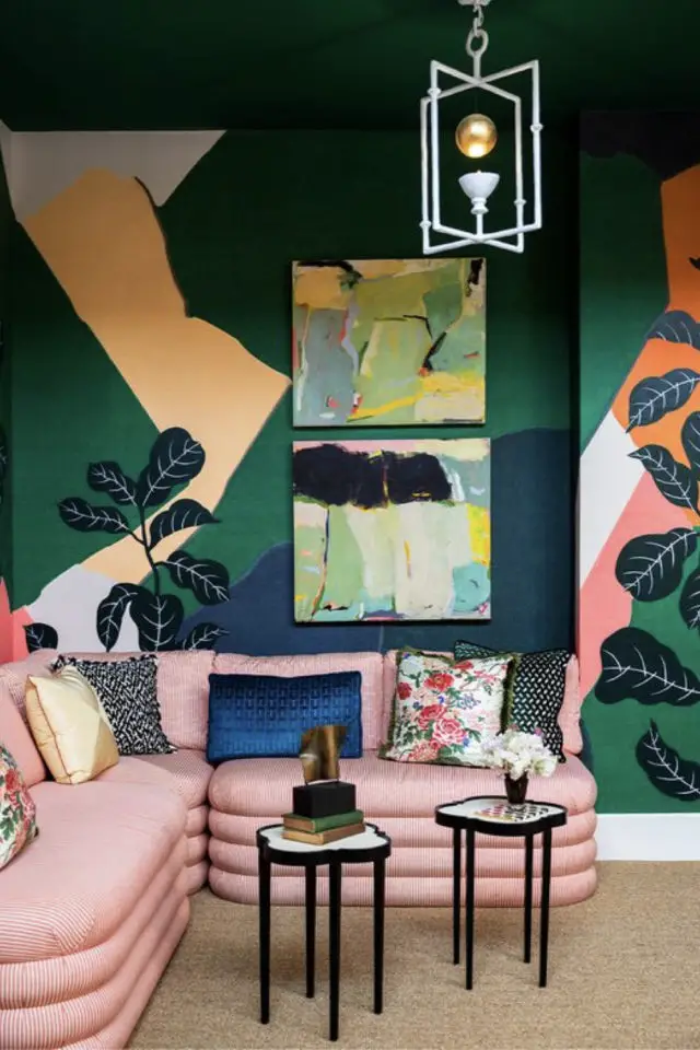 exemple salon hyper colore mur vert foncé couleur sapin canapé rétro rose décor mural