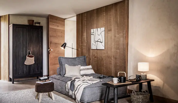 interieur masculin Maisons du Monde collection bergen salon cosy revêtement bois élégant minimaliste