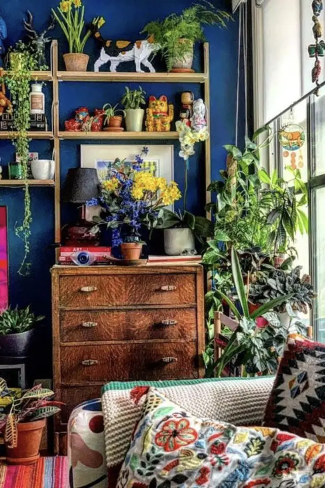 maximalisme couleur salon exemple mur bleu sombre foncé décoration plantes vertes meubles mid century modern
