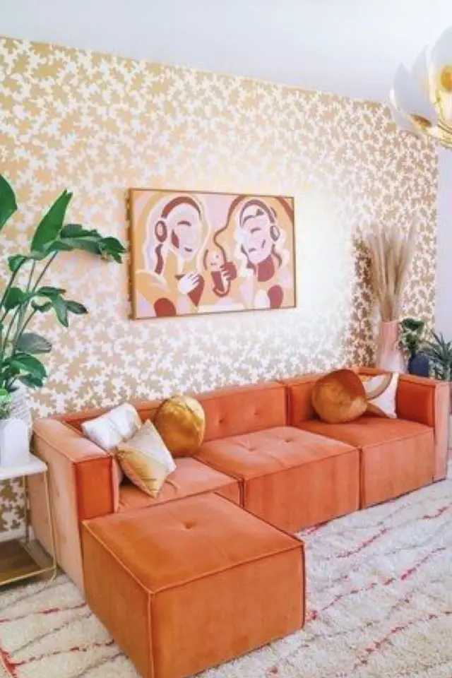 maximalisme couleur salon exemple canapé orange papier peint motif style 70s