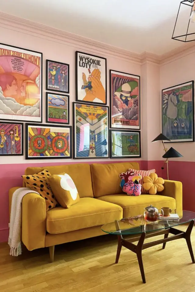maximalisme couleur salon exemple mur bicolore rose pastel et rose poudré canapé couleur ocre jaune moutarde velours décoration murale
