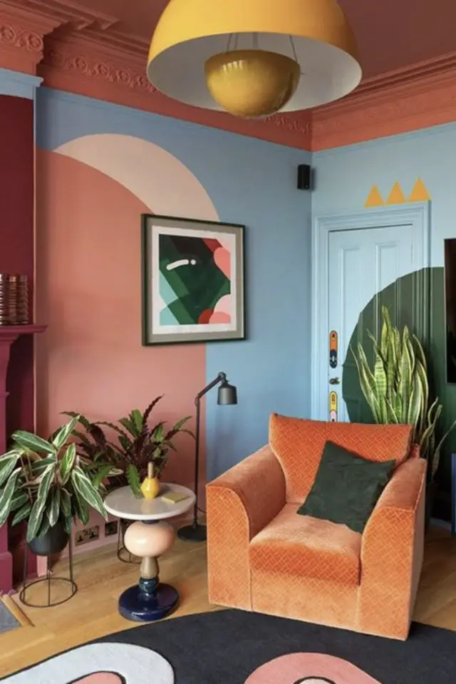 maximalisme couleur salon exemple décor mural peinture arche multicolore plafond orange bleu terracotta rose jaune