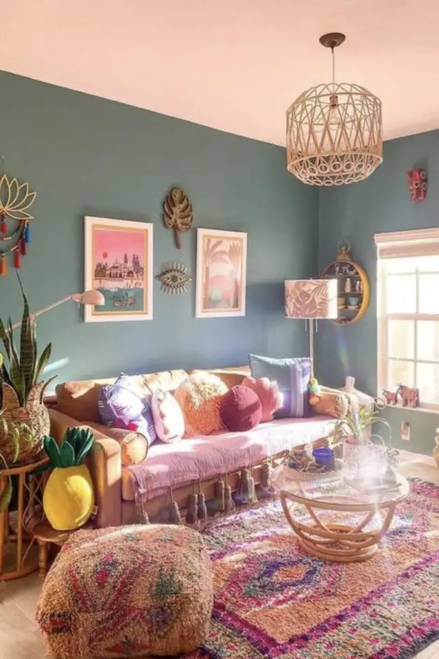 maximalisme couleur salon exemple mur bleu ambiance bohème chaleureuse hippie chic canapé rotin