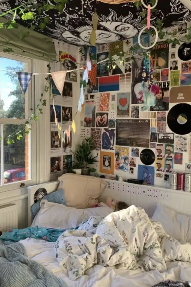 mur couvert de posters exemple drapeau tenture décoration murale chambre à coucher adolescence