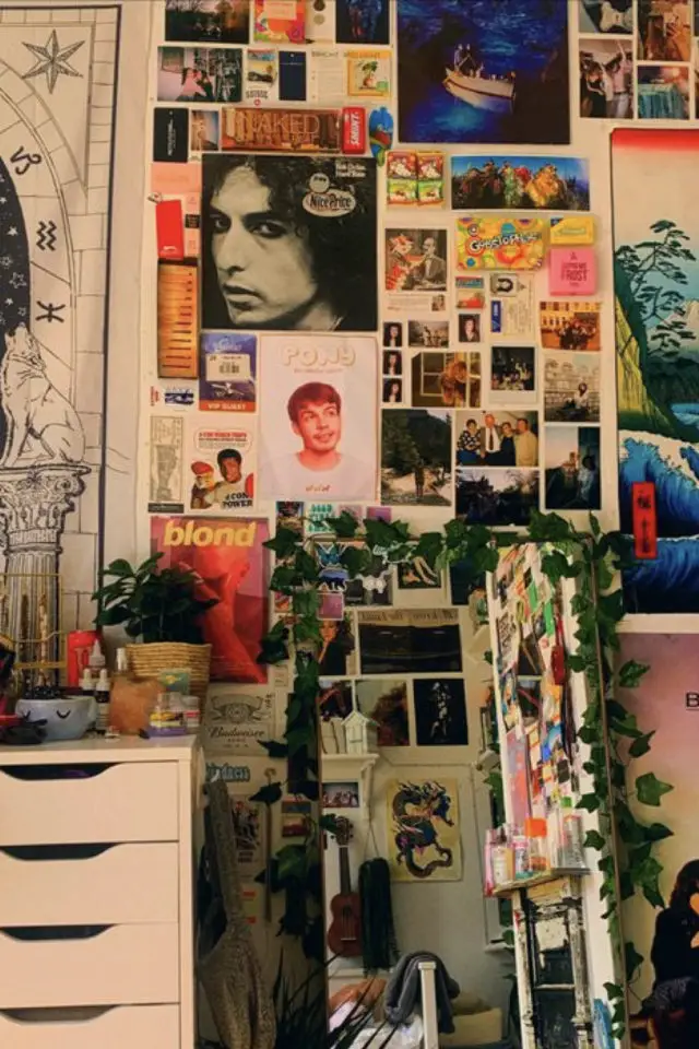 mur couvert de posters exemple chambre à coucher personnelle nostalgie adolescence