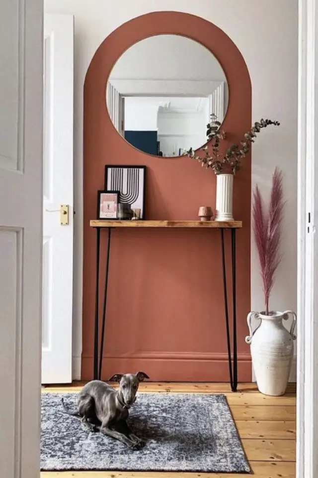 ou peindre une arche entrée moderne couleur terracotta miroir rond console ambiance moderne et nature