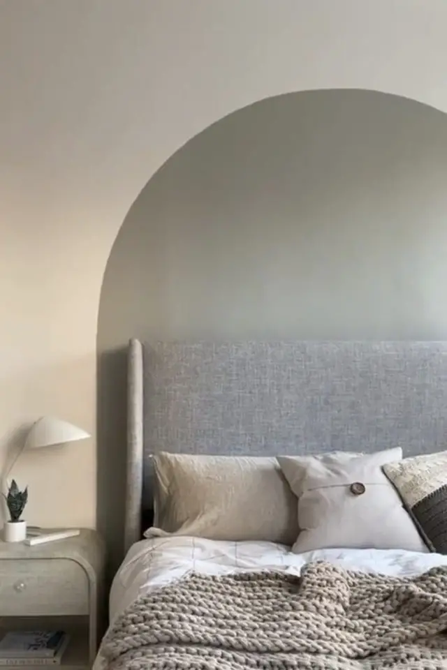 ou peindre une arche chambre minimaliste couleur neutre décor mural peinture gris tête de lit