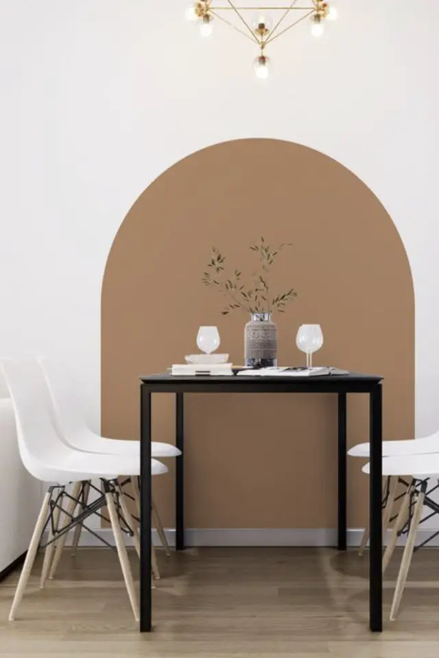 ou peindre une arche salle à manger petite table chaise blanche décor mural couleur neutre