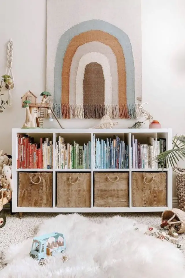 petite chambre enfant couleur exemple tenture murale arc en cuel couleur pastel organique naturel