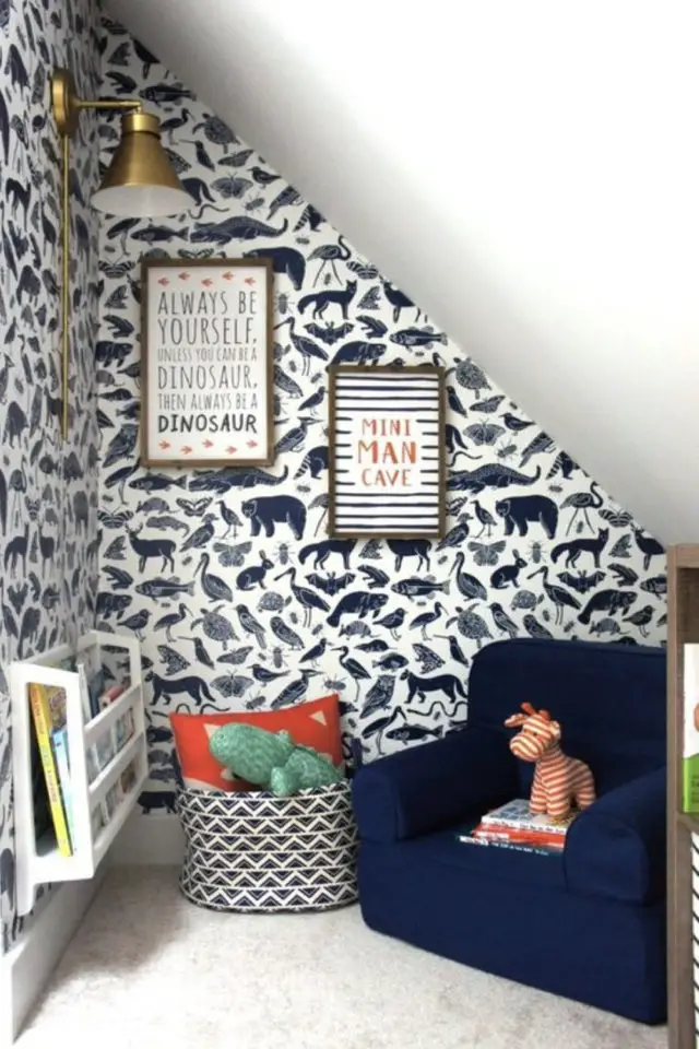 petite chambre enfant couleur exemple mansarde papier peint noir et blanc bleu foncé animaux