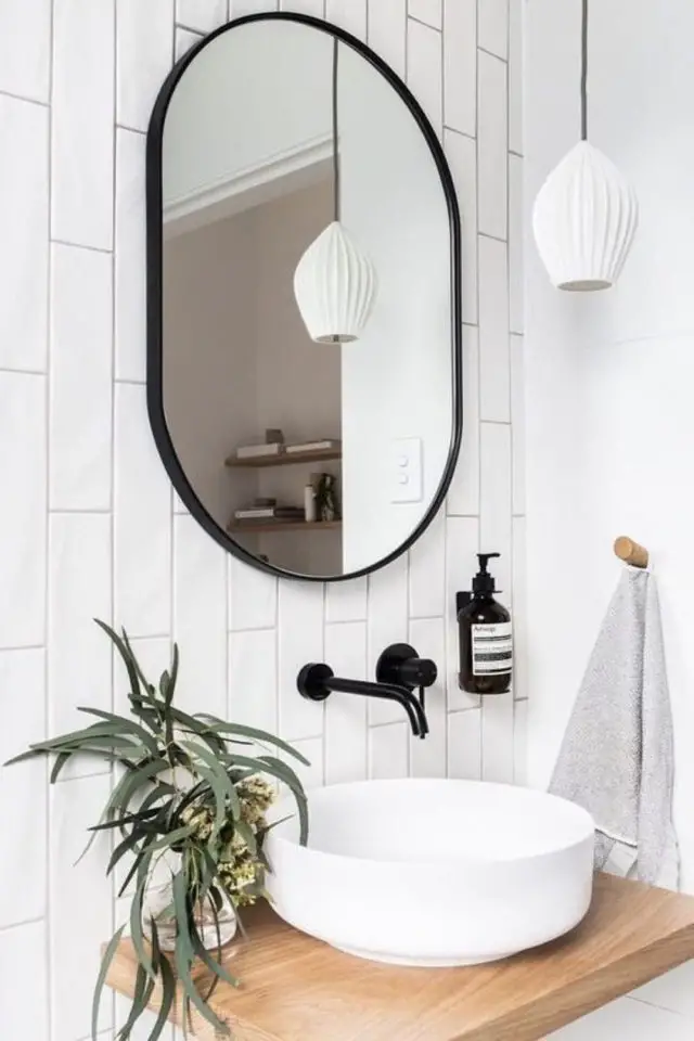 plantes salle de bain moins mais mieux lave-main vasque ronde blanche miroir oval tendance minimaliste