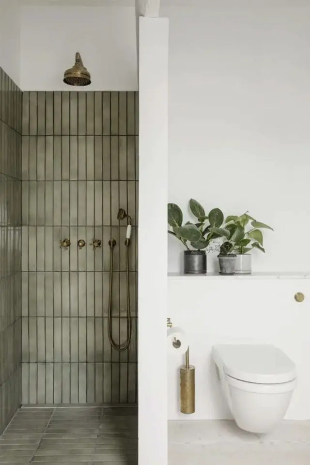 plantes salle de bain moins mais mieux ambiance slow living douche cabinet de toilettes