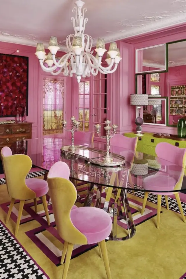 salle a manger maximalisme couleur rose et jaune moutarde style classique
