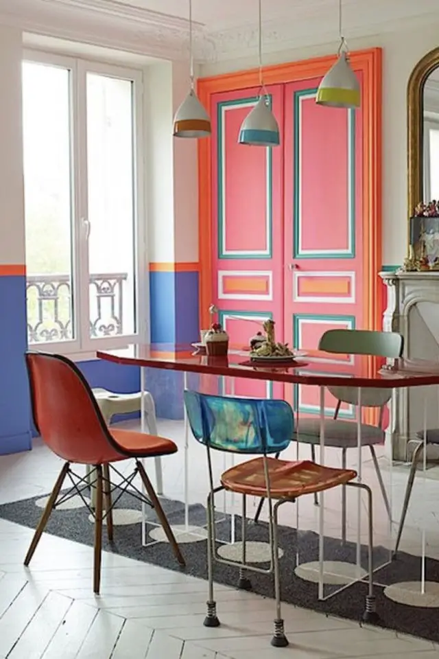 salle a manger maximalisme couleur peinture fluo boiserie portes chaises colorées tapis