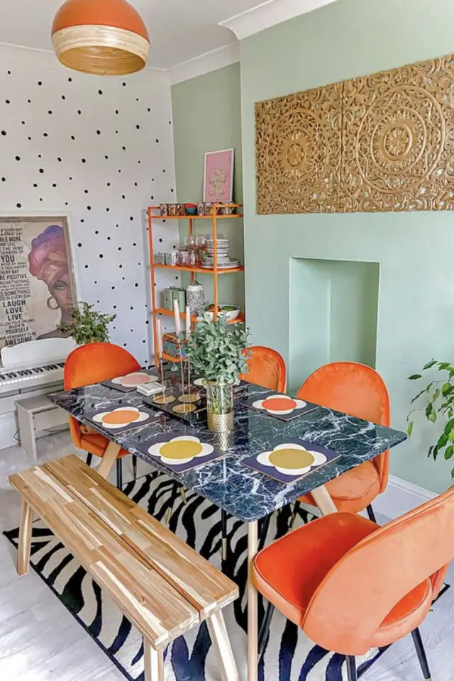 salle a manger maximalisme couleur mur couleur bleu ciel chaise orange vintage