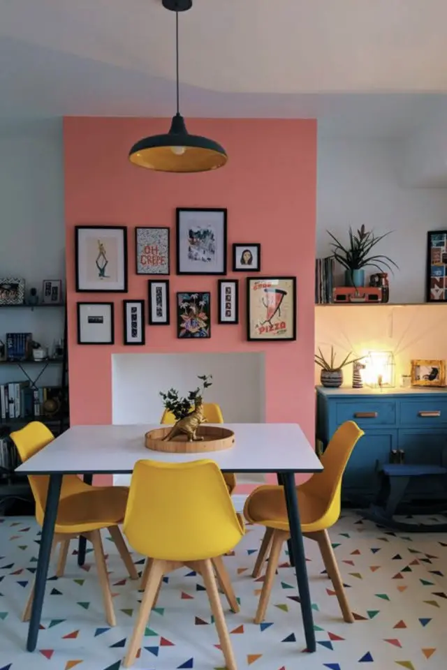salle a manger maximalisme couleur peinture cheminée rose corail mur bleu pastel chaise vintage jaune