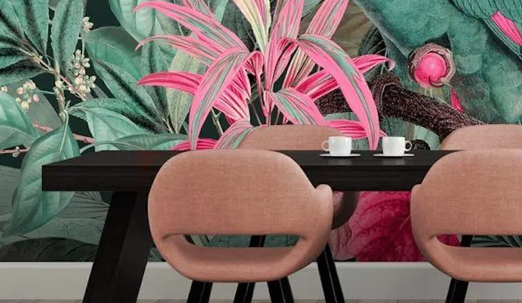 salle a manger maximalisme couleur rose chaise papier peint jungle tropicale végétale