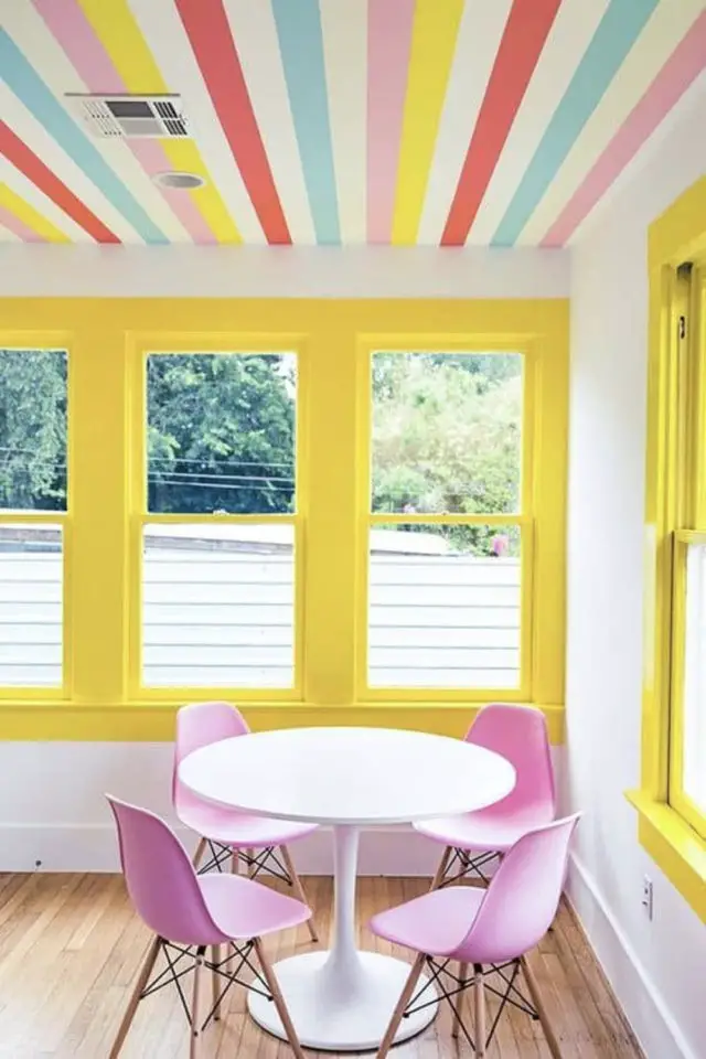 salle a manger maximalisme couleur coin repas peinture boiserie encadrement fenêtre jaune rayure plafond