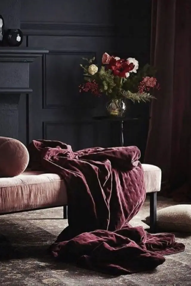 velours bordeaux decoration exemple plaid et coussin méridienne rose élégance ambiance sourde