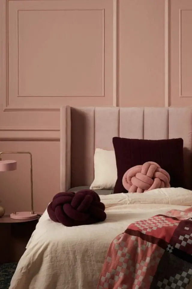 velours bordeaux decoration exemple chambre à coucher rose détail coussin féminin chic
