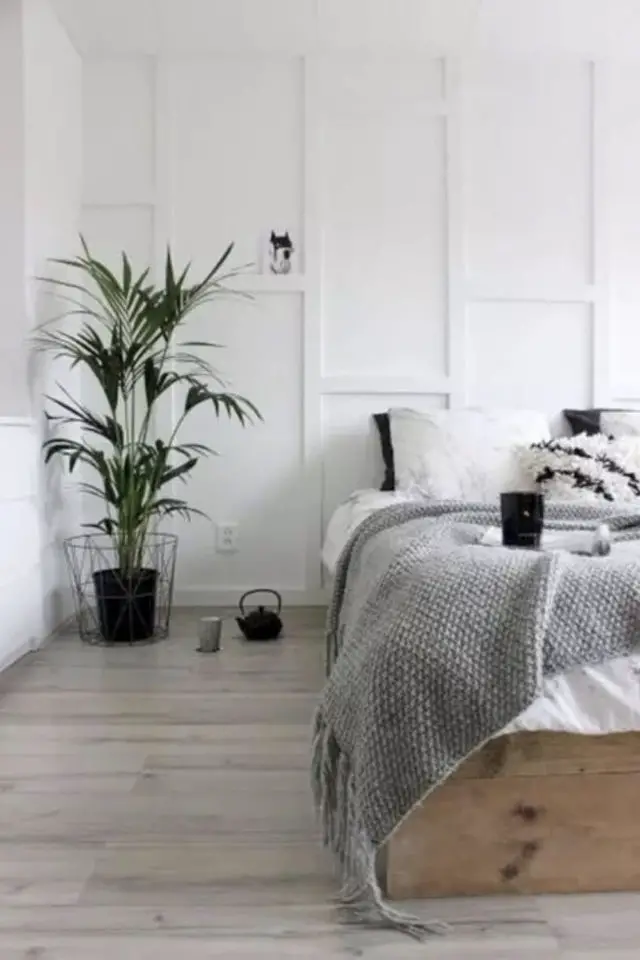 chambre adulte minimaliste exemple décor mural blanc menuiseries plante verte angle coin linge de lit gris