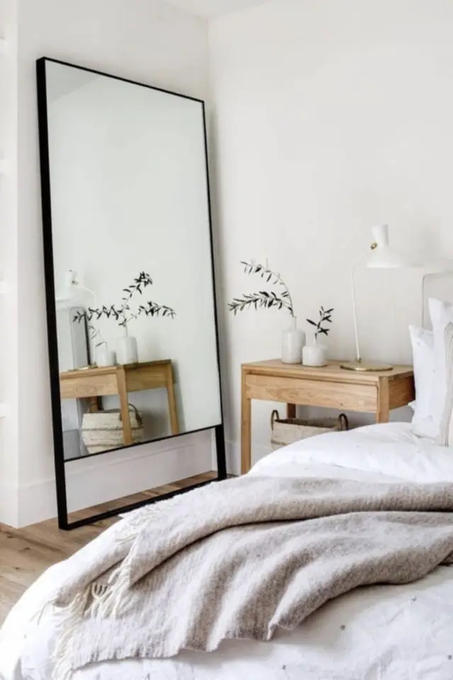 chambre adulte minimaliste exemple miroir épuré psyché au sol table de nuit bois