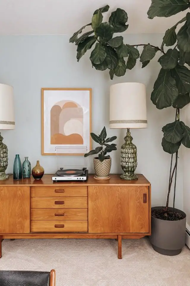 deco dessus meuble eclectique exemple enfilade vintage buffet tableau encadré illustration lampe à poser plantes vertes