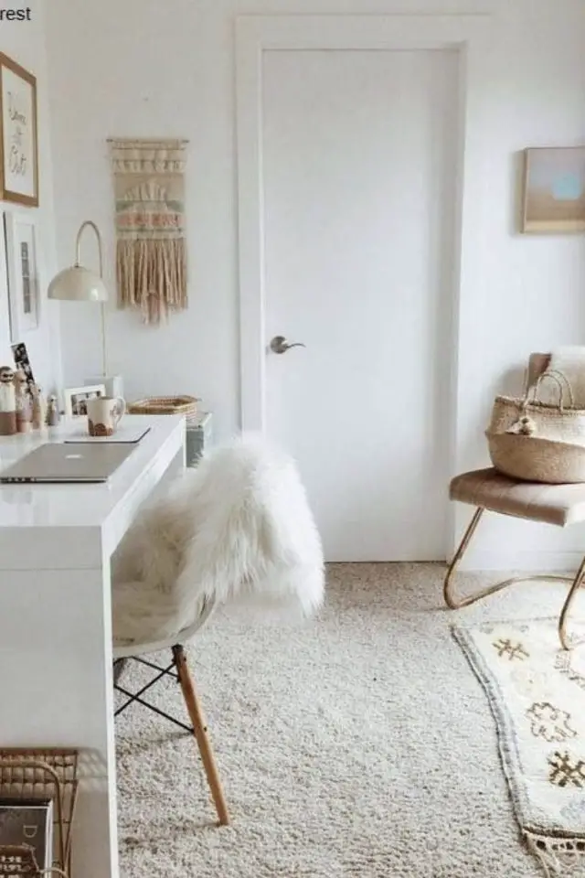 decoration hygge moderne exemple bureau chaise blanche couleur neutre pliad fausse fourrure cosy chaleureux