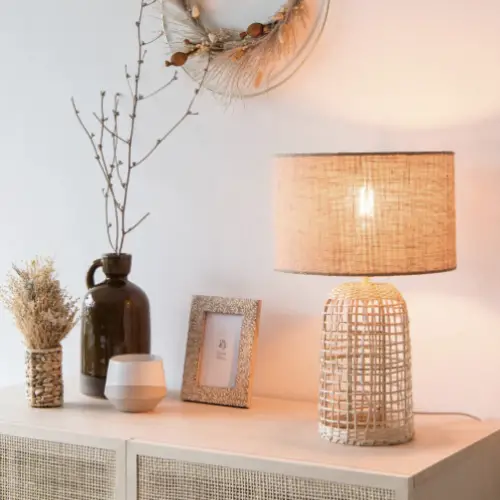 entree decoration mobilier moderne Lampe en rotin tressé et abat-jour en lin beige