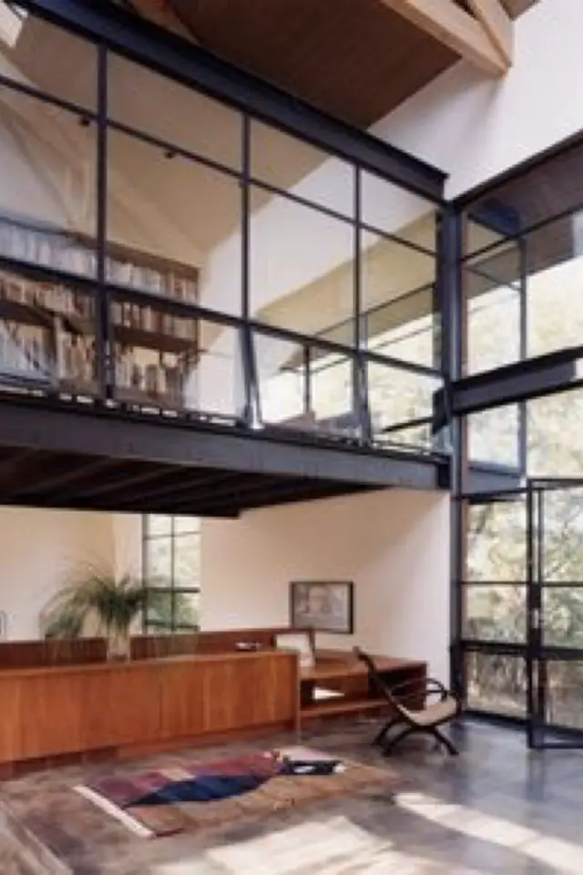 exemple mezzanine moderne architecture interieure grande verrière métal noir dessus pièce à vivre