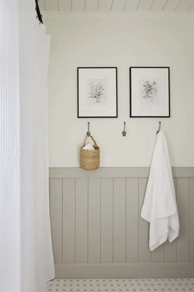 exemple soubassement lambris salle de bain gris beige slow simple élégant