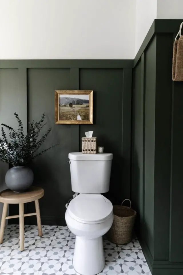 exemple soubassement lambris salle de bain toilette vert anglais bouteille foncé élégant
